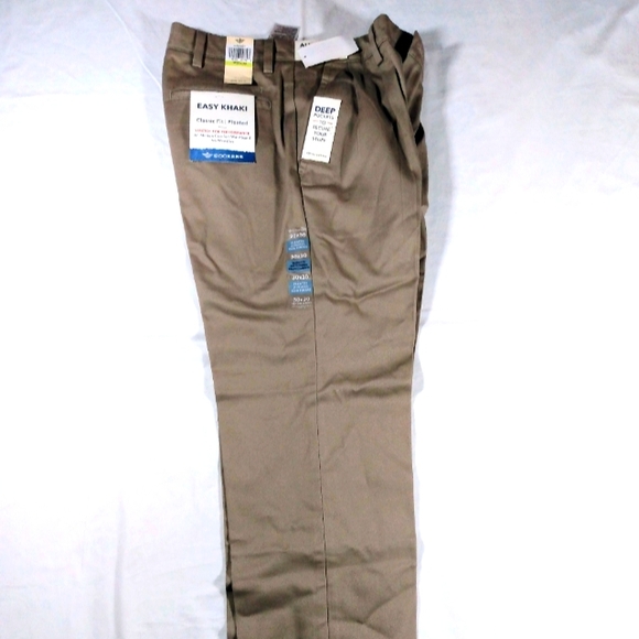 Docker's Classic Fit Easy Khaki - Beige - 42x32 - New with Tags - Picture 2 of 4